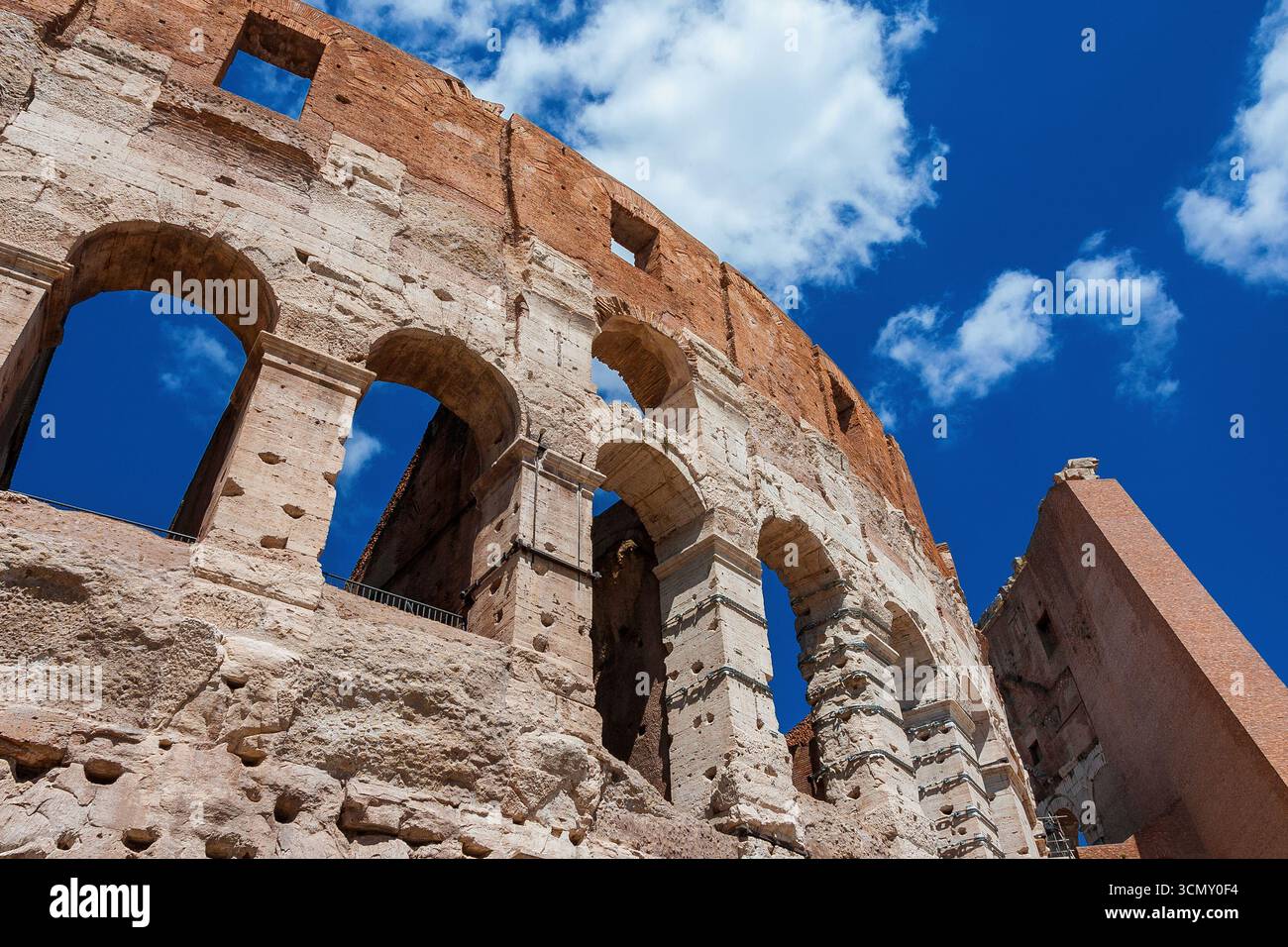 Kolosseum monumentale Arkaden im Zentrum von Rom Stockfoto