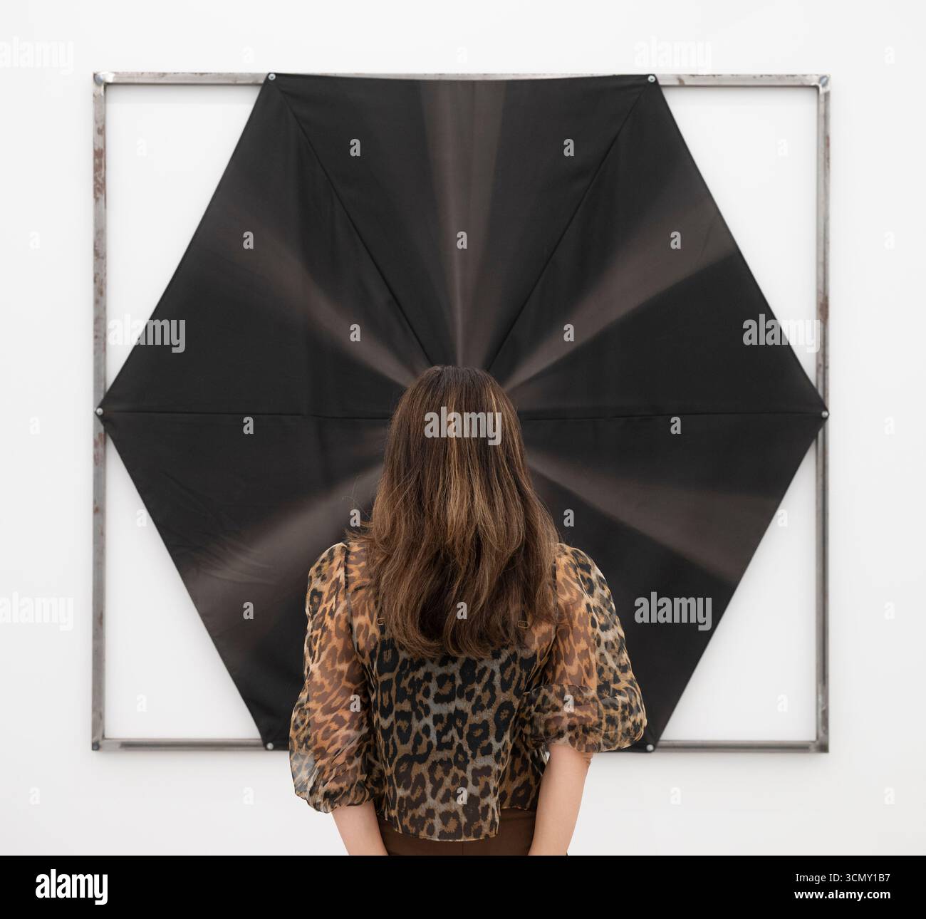 Elizabeth Xi Bauer Galerie, London, Großbritannien. September 2025. Alexandre da Cunha und Brian Griffiths Duoshow „Home with a man“ läuft bis zum 28. September und trägt den Titel nach einer Gouache von Alexandre da Cunha aus seiner produktiven Exilserie (2022 – in Bearbeitung). Bild: Alexandre da Cunha, Nero I, 2019 (sonnengebleichter Gartenschirm). Quelle: Malcolm Park/Alamy Live News Stockfoto