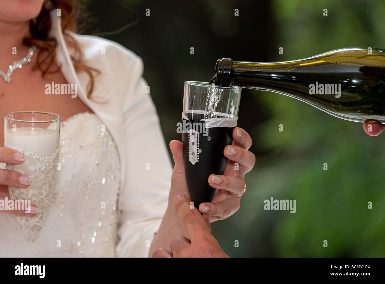 Braut und Bräutigam stoßen mit Sektgläsern an, Symbol der Liebe, Hochzeit und Feier Stockfoto