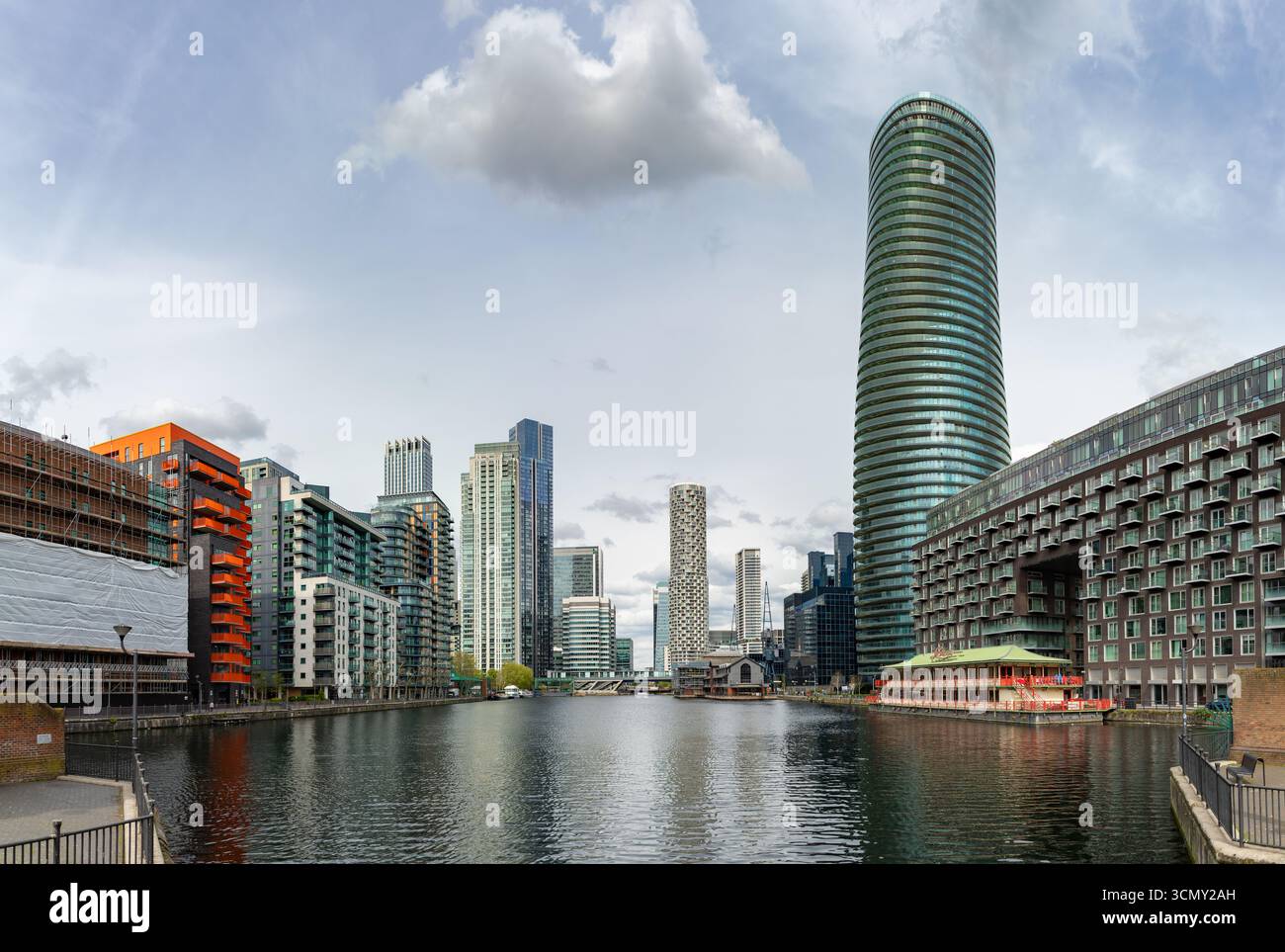 Ein Bild der modernen Apartments und Büros auf der Isle of Dogs und Canary Wharf vom Millwall Inner Dock aus gesehen. Stockfoto