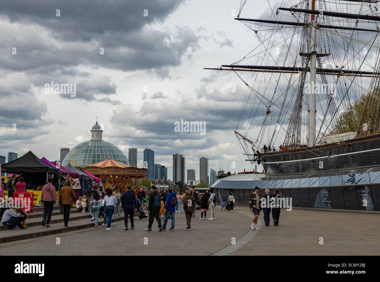 Ein Bild von Cutty Sark und Greenwich Street isst an einem bewölkten Tag. Stockfoto