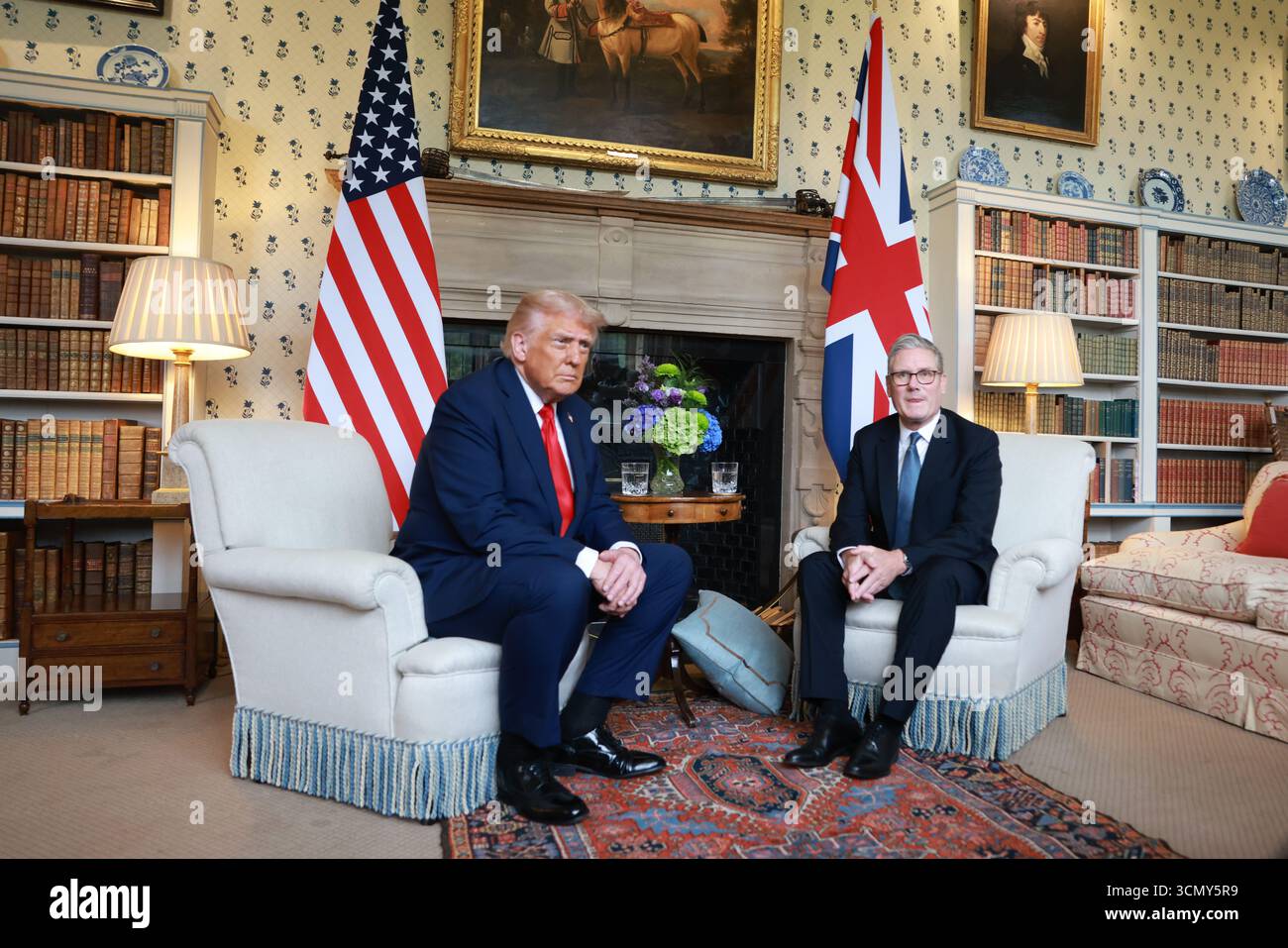 Premierminister Sir Keir Starmer und US-Präsident Donald Trump während eines bilateralen Treffens in Chequers, nahe Aylesbury in Buckinghamshire, am zweiten Tag des zweiten Staatsbesuchs des Präsidenten in Großbritannien. Bilddatum: Donnerstag, 18. September 2025. Stockfoto