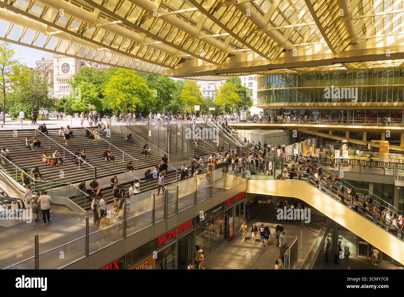 Les Halles Paris - Blick von Oben auf die Menschen im Forum des Halles Einkaufszentrum Les Halles von Paris, Frankreich, Europa. Stockfoto