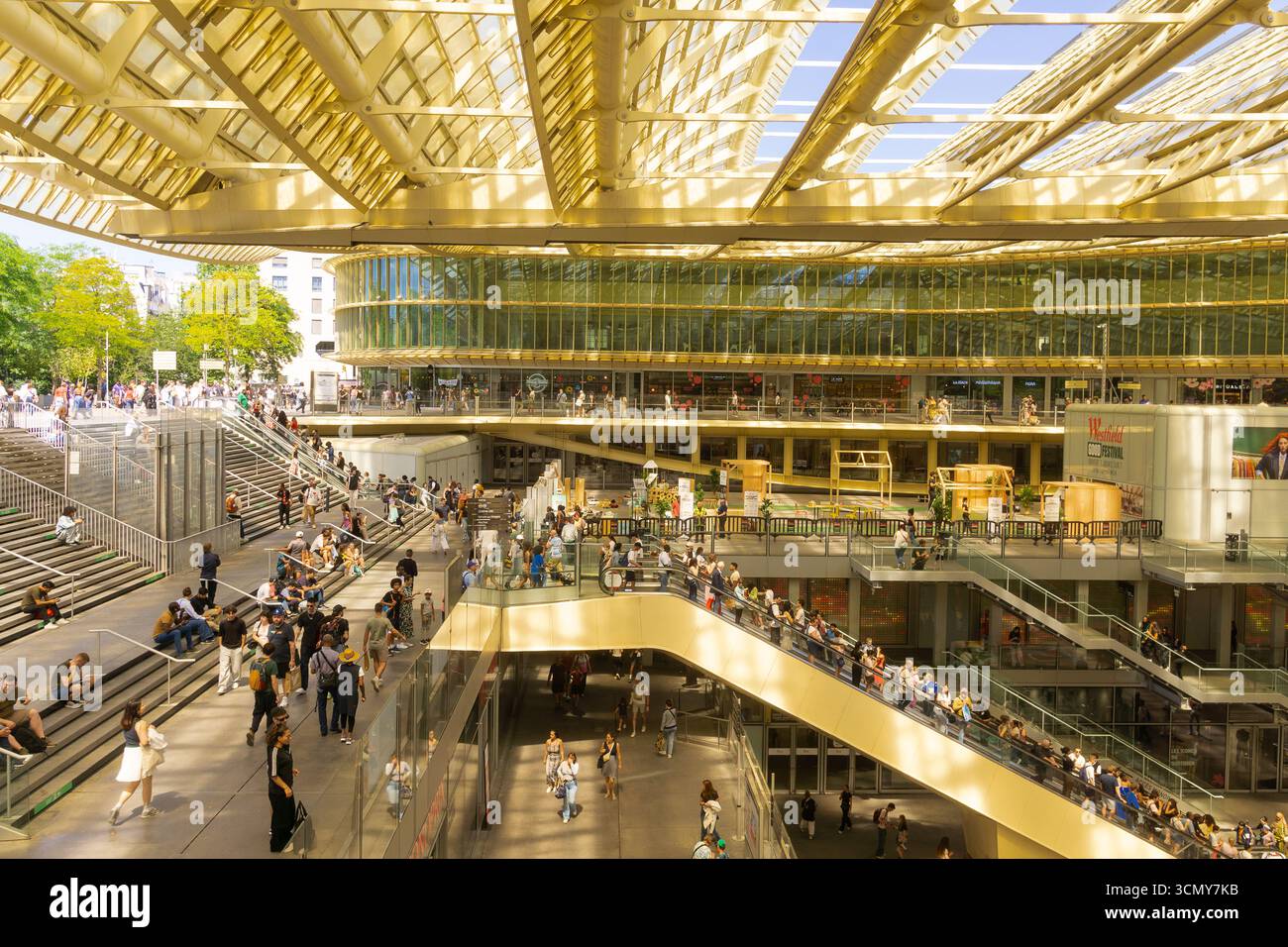 Les Halles Paris - Blick von Oben auf die Menschen im Forum des Halles Einkaufszentrum Les Halles von Paris, Frankreich, Europa. Stockfoto