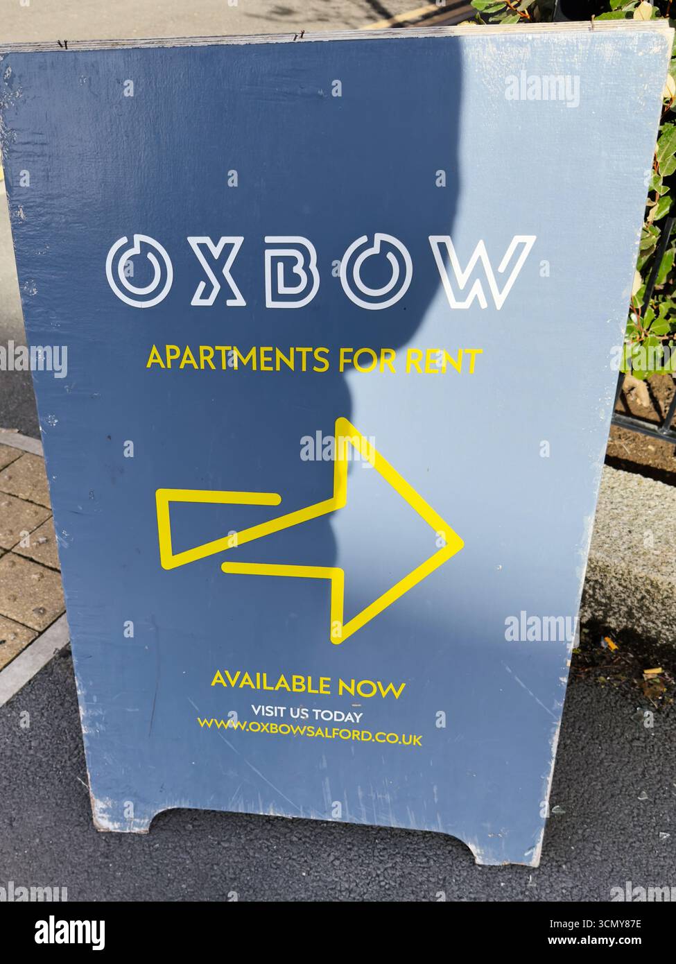 Salford, Großbritannien - 16. September 2025: Schild im Freien, das die Verfügbarkeit von Oxbow Apartments in Salford anpricht, Pfeil für weitere Informationen. Stockfoto