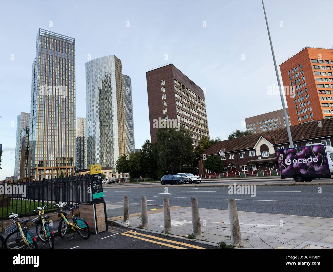 Manchester, Großbritannien - 16. September 2025: Moderne Architektur und Wohnviertel in einem lebhaften Stadtbild in Manchester, Großbritannien. Stockfoto