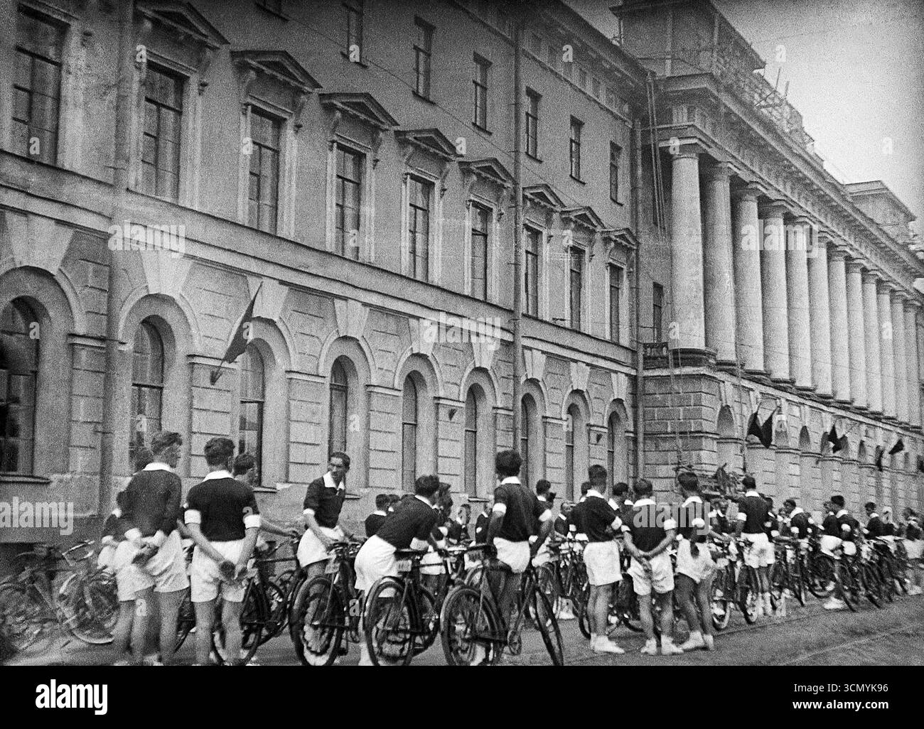 Leningrad, UdSSR - um 1930: Gruppenradfahrer stehen vor Kaserne Pawlowski-Regiment vor Beginn der Parade Stockfoto