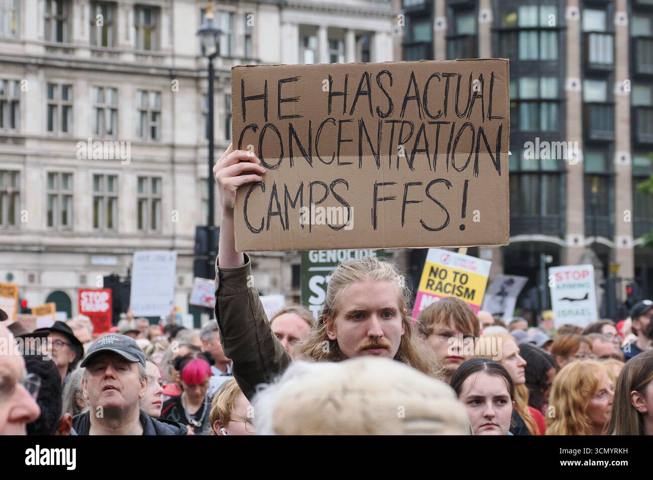 London, Vereinigtes Königreich 17. September 2025. Tausende Demonstranten demonstrieren auf dem Parlamentsplatz nach einem Stop Trump Coalition marsch im Zentrum von London während des Präsidentschaftsstaatsbesuchs in Großbritannien gegen die Politik der Trump-Regierung. Stockfoto