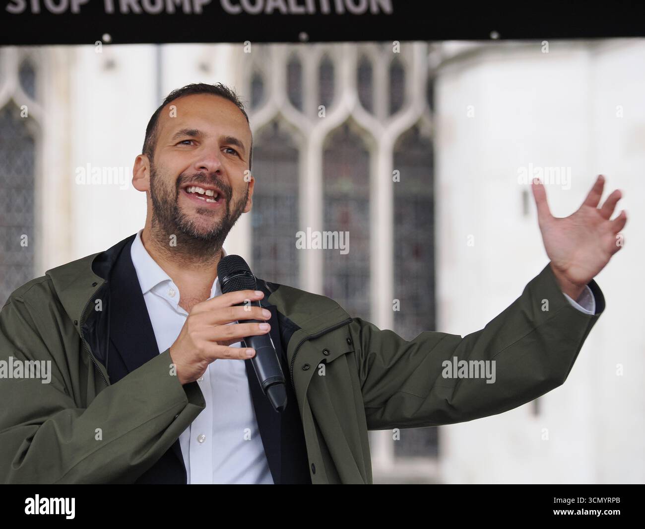 London, Vereinigtes Königreich 17. September 2025. Tausende Demonstranten demonstrieren gegen die Politik der Trump-Regierung auf dem Parlamentsplatz nach einem Stop Trump Coalition marsch in London während des Präsidentschaftsstaatsbesuchs in Großbritannien. Stockfoto