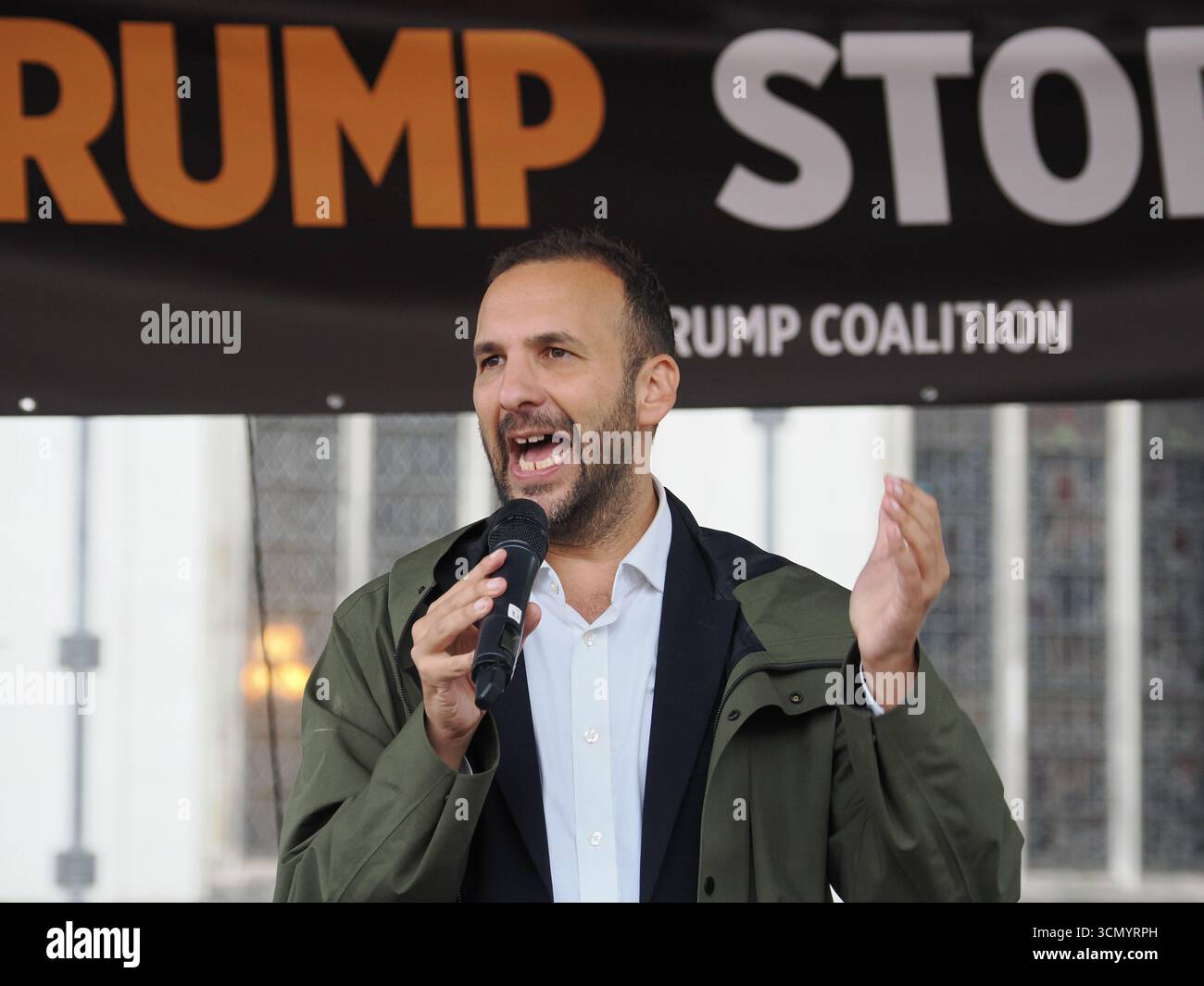 London, Vereinigtes Königreich 17. September 2025. Tausende Demonstranten demonstrieren gegen die Politik der Trump-Regierung auf dem Parlamentsplatz nach einem Stop Trump Coalition marsch in London während des Präsidentschaftsstaatsbesuchs in Großbritannien. Stockfoto