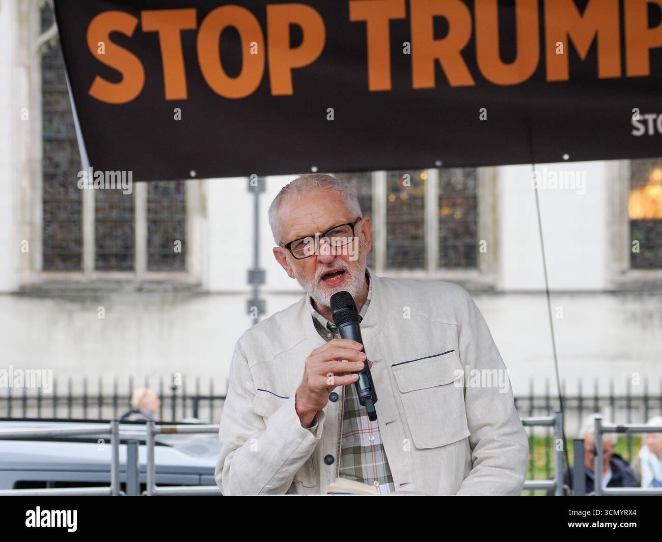 London, Vereinigtes Königreich 17. September 2025. Tausende Demonstranten demonstrieren gegen die Politik der Trump-Regierung auf dem Parlamentsplatz nach einem Stop Trump Coalition marsch in London während des Präsidentschaftsstaatsbesuchs in Großbritannien. Stockfoto