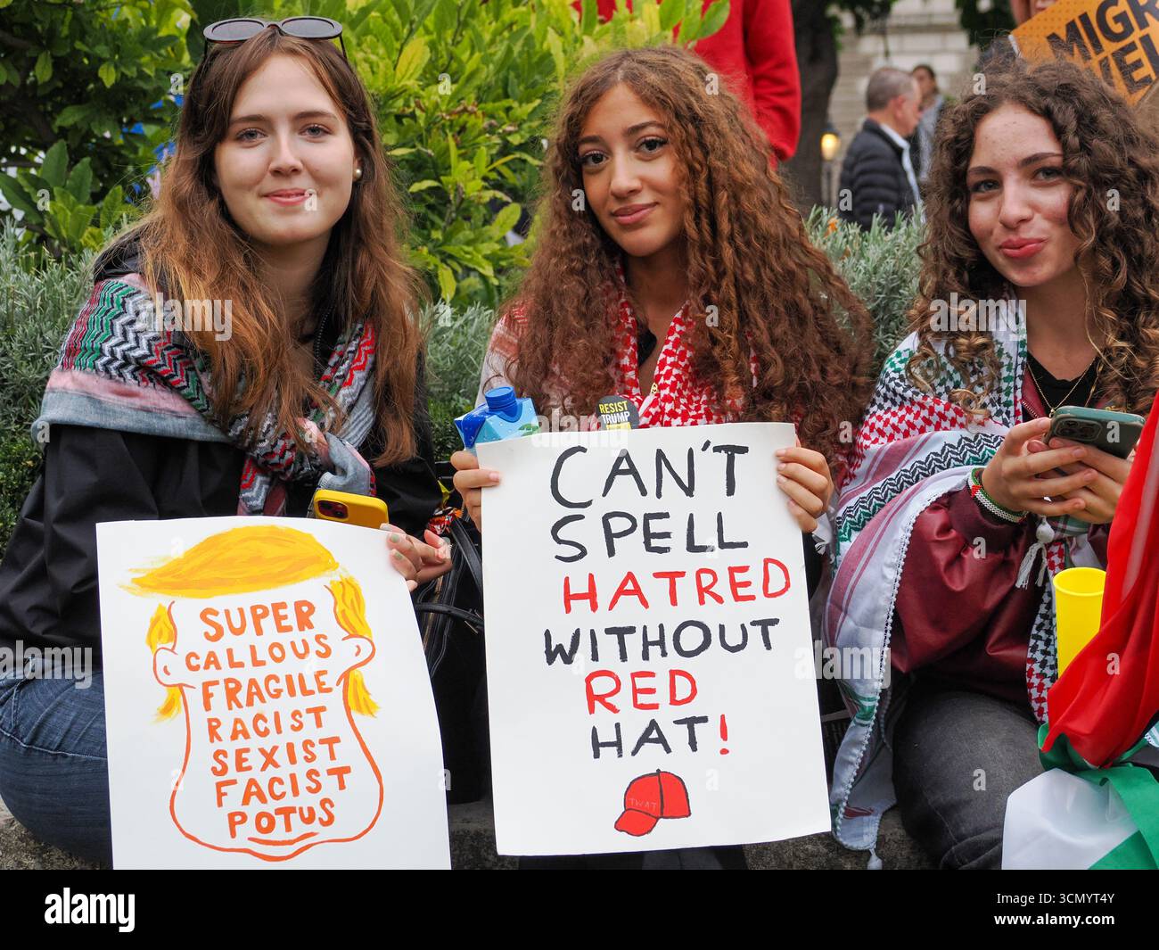 London, Vereinigtes Königreich 17. September 2025. Tausende Demonstranten demonstrieren auf dem Parlamentsplatz nach einem Stop Trump Coalition marsch im Zentrum von London während des Präsidentschaftsstaatsbesuchs in Großbritannien gegen die Politik der Trump-Regierung. Stockfoto