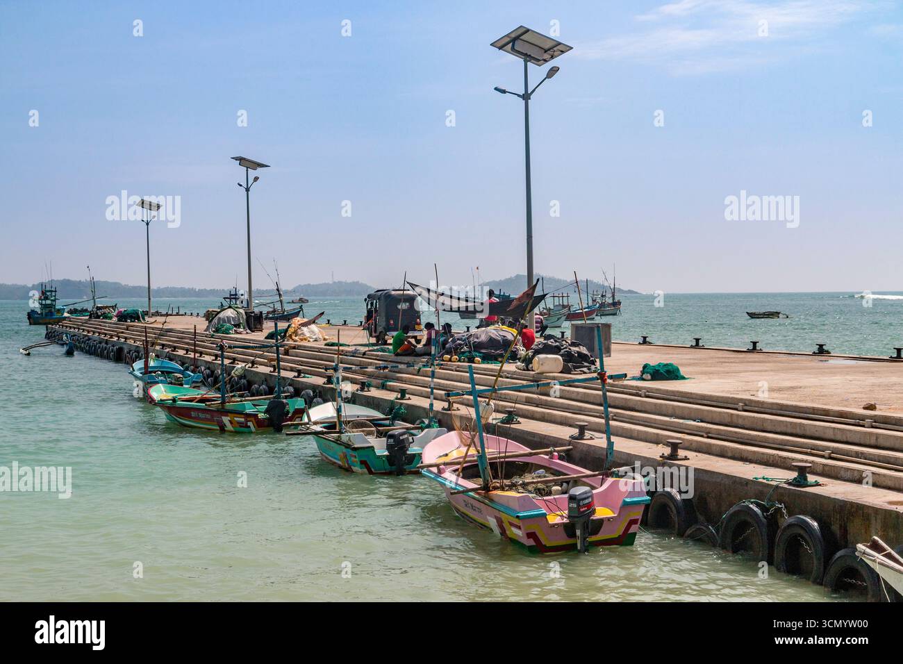 Sri Lanka - Weligama - Angelsteg - traditionelle Boote liegen am Pier an Stockfoto