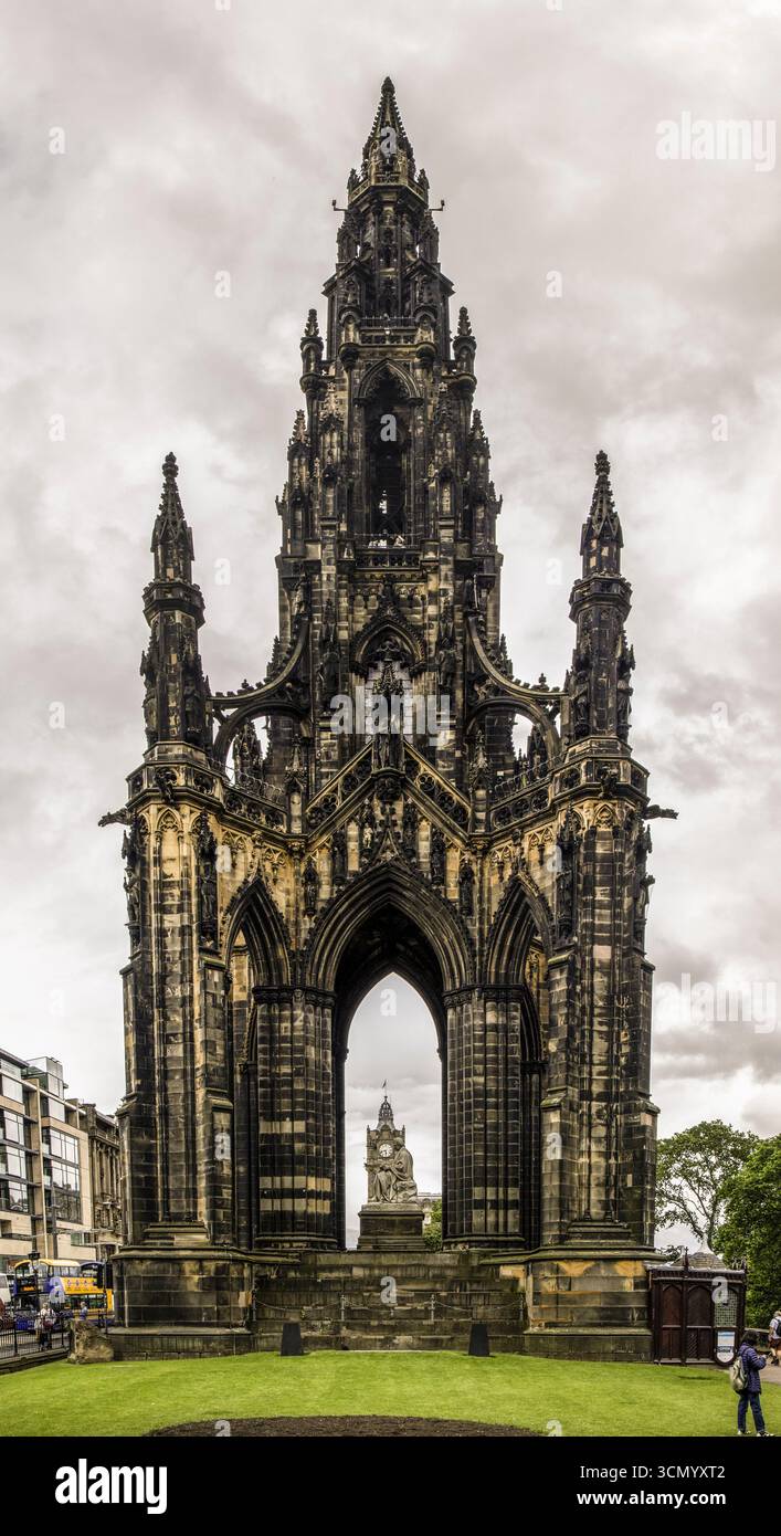 Schottland - Edinburgh - Scott Monument - hoch aufragendes gotisches Gebäude im Stadtzentrum Stockfoto
