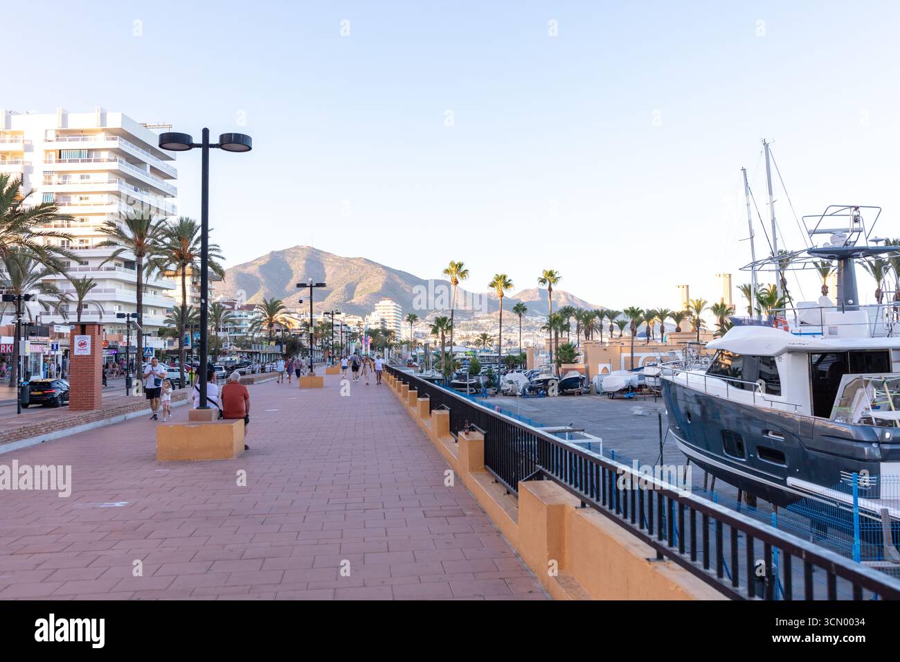 Fuengirola, Malaga, Andalusien, Spanien. 3. September 2025. Boote an Land im Yachthafen Stockfoto