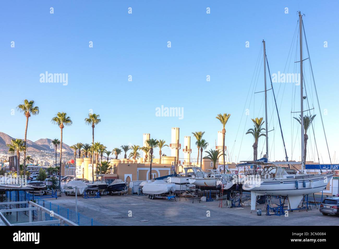 Fuengirola, Malaga, Andalusien, Spanien. 3. September 2025. Boote an Land im Yachthafen Stockfoto