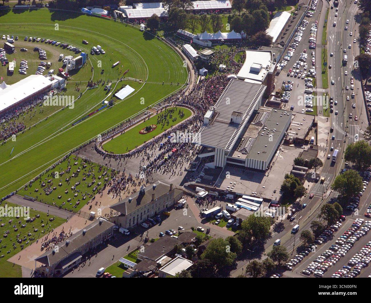 Aus der Vogelperspektive der Doncaster Racecourse während des St. Leger Renntreffens. Pferde, Jockeys, Besitzer etc. Kann man im Paradering sehen. Stockfoto