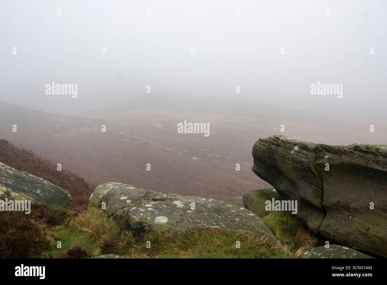 Derbyshire, Großbritannien – 3. November 2024: Carl Wark wird vollständig von starkem Nebel verdeckt, Blick vom Higger Tor aus an einem nebeligen Tag im Peak District Stockfoto