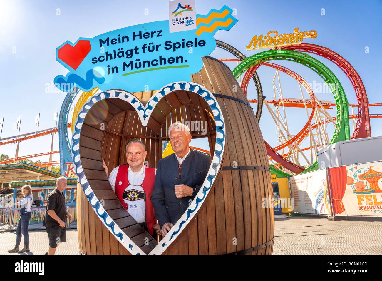 Oberbürgermeister Dieter Reiter, und der Münchner Wirtschaftsreferent und Wiesn-Chef Dr. Christian Scharpf, symbolisch vor dem Olympia-Looping, Befürworter der Münchner Olympia-Bewerbung, München, 18. Sptember 2025 Deutschland, München, 18. September 2025, Oberbürgermeister Dieter Reiter rechts, SPD, und der Münchner Wirtschaftsreferent und Wiesn-Chef Dr. Christian Scharpf, SPD, beim traditionellen Presserundgang, posieren symbolisch vor dem Olympia-Looping, befürworten die Münchner Olympia-Bewerbung in den Jahren 2026, 2040 oder 2044, Motto OlympiJA, mein Herz schlägt für Spiele in München, n Stockfoto
