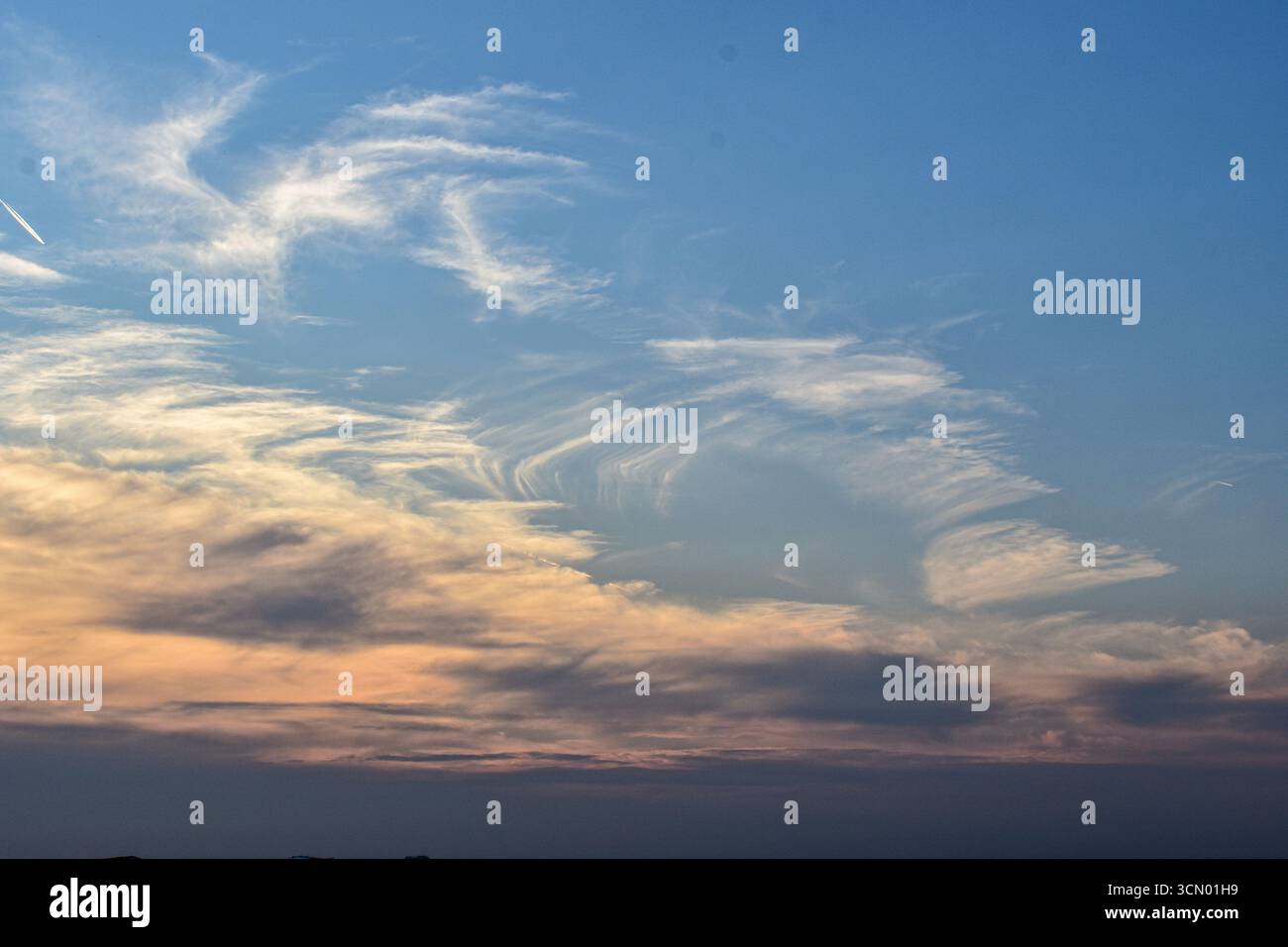 Traumhafter Sonnenuntergangshimmel mit sanften Pastelltönen, der den Zauber des Abendlichts und der natürlichen Farbübergänge über dem Horizont einfängt. Stockfoto