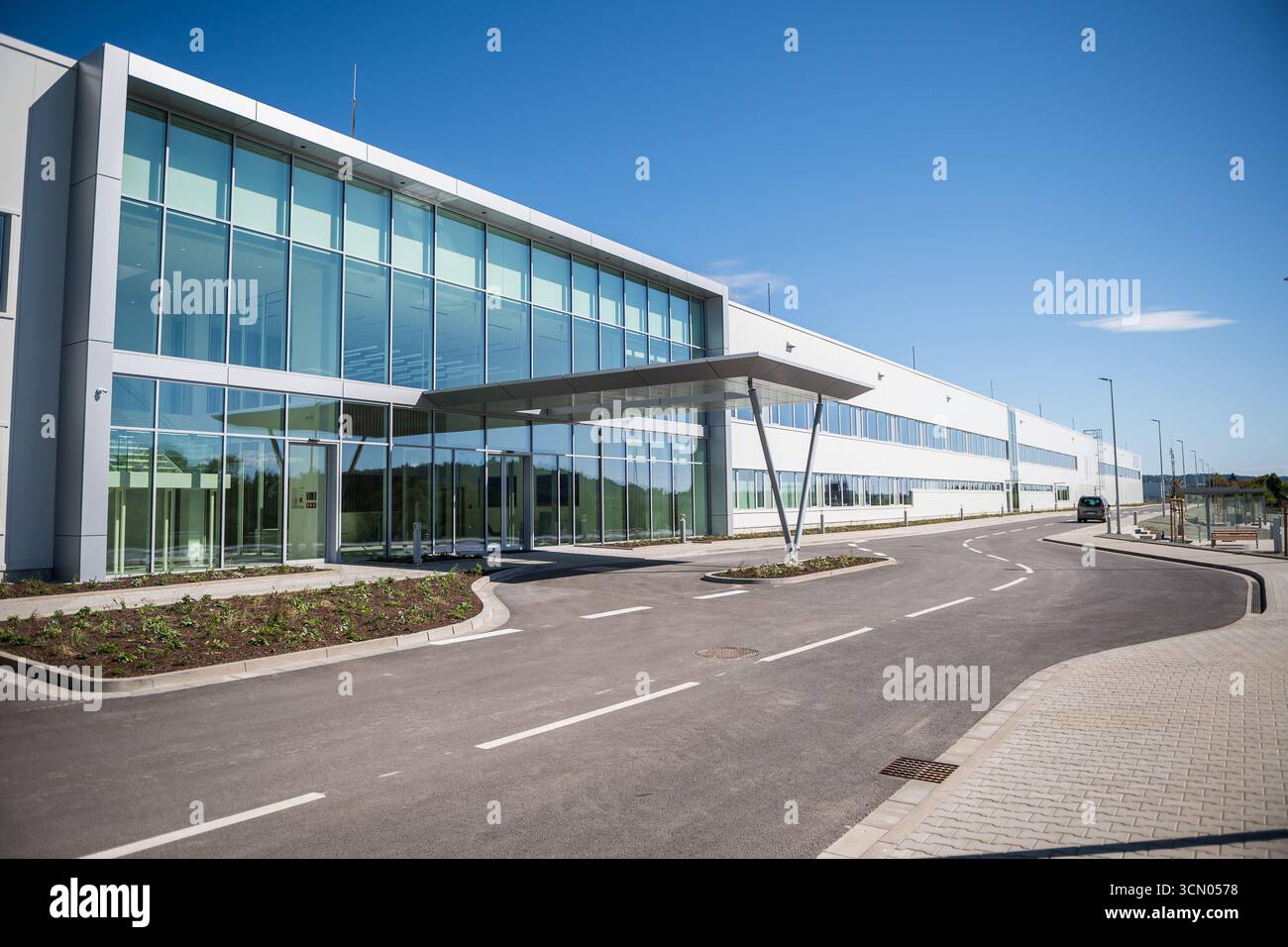 Pisek, Tschechische Republik. September 2025. Aisin Europe Manufacturing Czech hat heute eine neue Halle in Pisek eröffnet, in die es am 18. September 2025 in Pisek (Tschechische Republik) 4,5 Mrd. Kcc einschließlich Technologie investiert und Motoren für BMW Elektrofahrzeuge produzieren wird. Quelle: Petr Skrivanek/CTK Photo/Alamy Live News Stockfoto