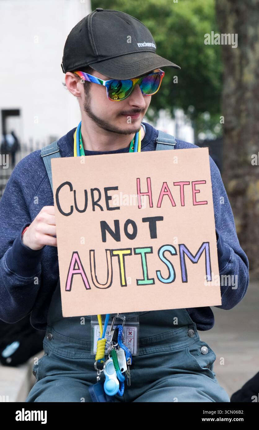 Whitehall, London, Großbritannien. September 2025. Protest gegenüber der Downing Street, gegen Amazon, der Bücher verkauft, die Autismus-Heilmittel wie Pseudowissenschaft und Bleiche-Einläufe fördern. Quelle: Matthew Chattle/Alamy Live News Stockfoto Whitehall, London, Großbritannien. September 2025. Protest gegenüber der Downing Street, gegen Amazon, der Bücher verkauft, die Autismus-Heilmittel wie Pseudowissenschaft und Bleiche-Einläufe fördern. Quelle: Matthew Chattle/Alamy Live News Stockfoto