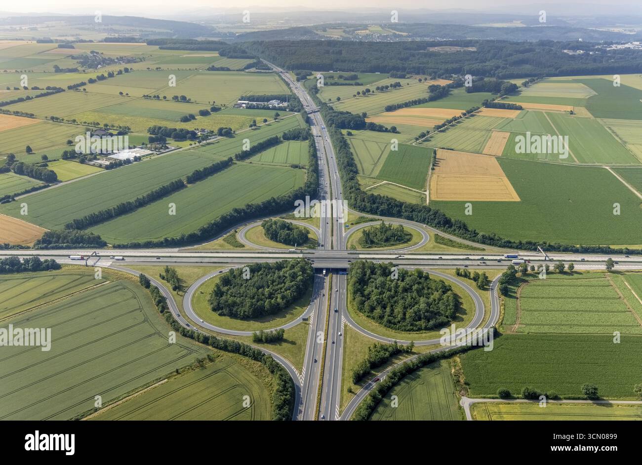 Luftaufnahme, Autobahndreieck Werl, A44 und A445, Werl, Soester Boerde, Nordrhein-Westfalen, Deutschland, Autobahn A44, Autobahn A445, Autobahnkreuzung Stockfoto