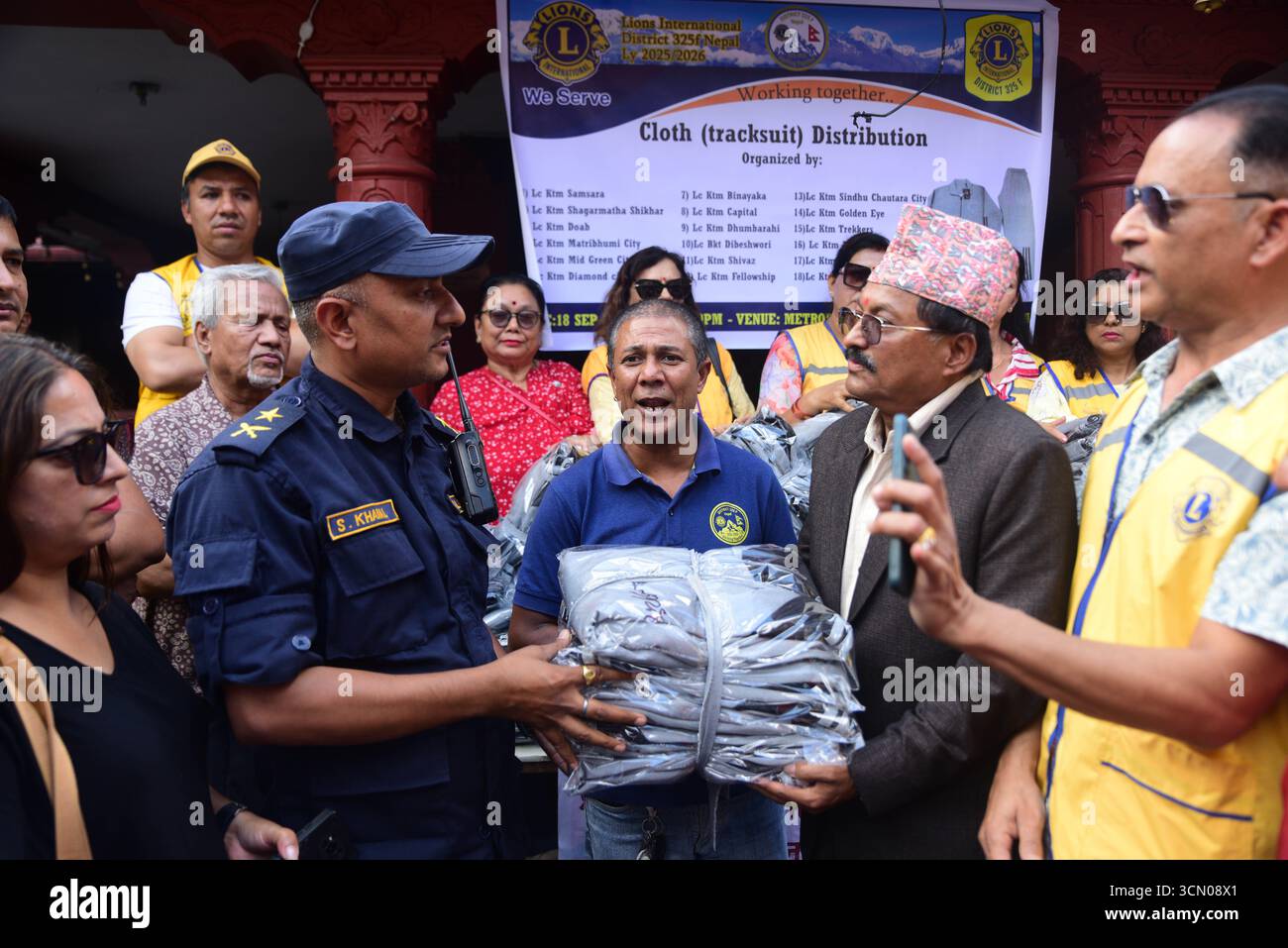 Kathmandu, Nepal. 18. September 2025. Ein nepalesischer Polizeibeamter erhält Trainingsanzüge im Gaushala Police Circle in Kathmandu nach dem Protest von Gen Z, bei dem Polizeiuniformen und -Eigentum geplündert und verbrannt wurden. Die 75 Trainingsanzüge wurden als Ersatz für die während der Unruhen verlorene Ausrüstung geliefert. Foto: Safal Prakash Shrestha Stockfoto