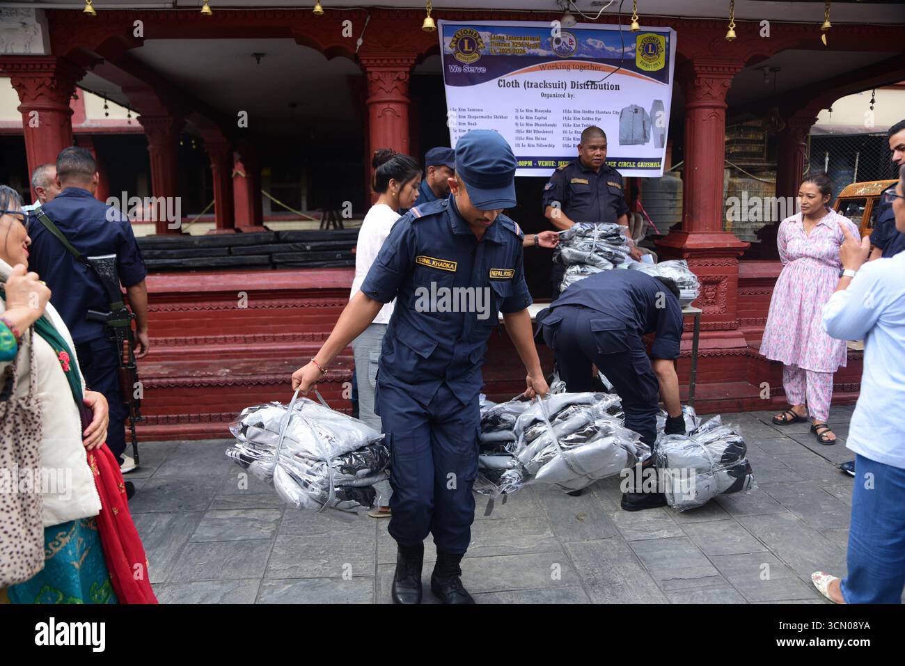 Kathmandu, Nepal. 18. September 2025. Ein nepalesischer Polizeibeamter sammelt Trainingsanzüge im Gaushala Police Circle in Kathmandu nach dem Protest von Gen Z, bei dem Polizeiuniformen und -Eigentum geplündert und verbrannt wurden. Die 75 Trainingsanzüge wurden als Ersatz für die während der Unruhen verlorene Ausrüstung geliefert. Foto: Safal Prakash Shrestha Stockfoto