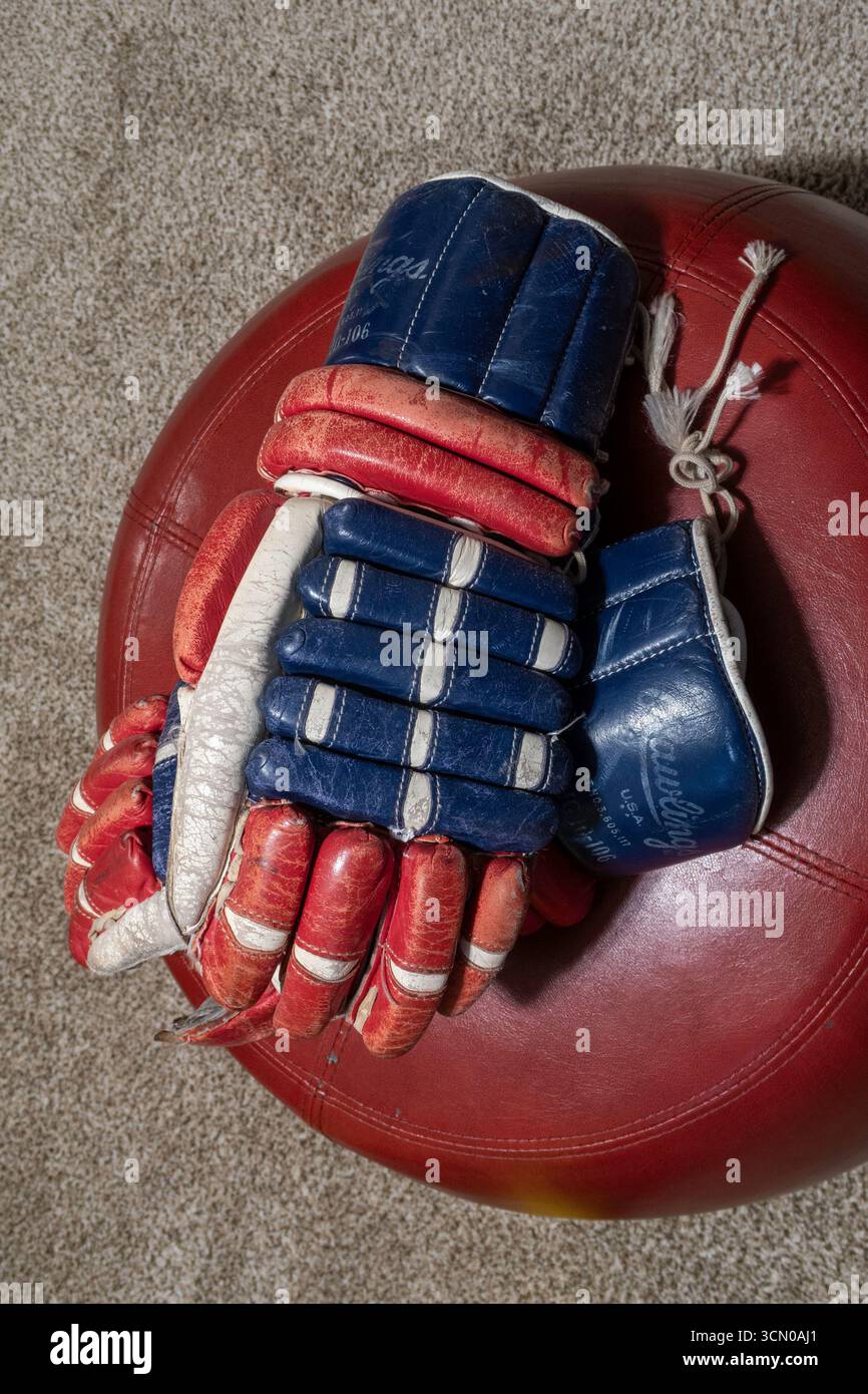 Nahaufnahme der Spielhandschuhe von Eishockeyspielern, USA Stockfoto