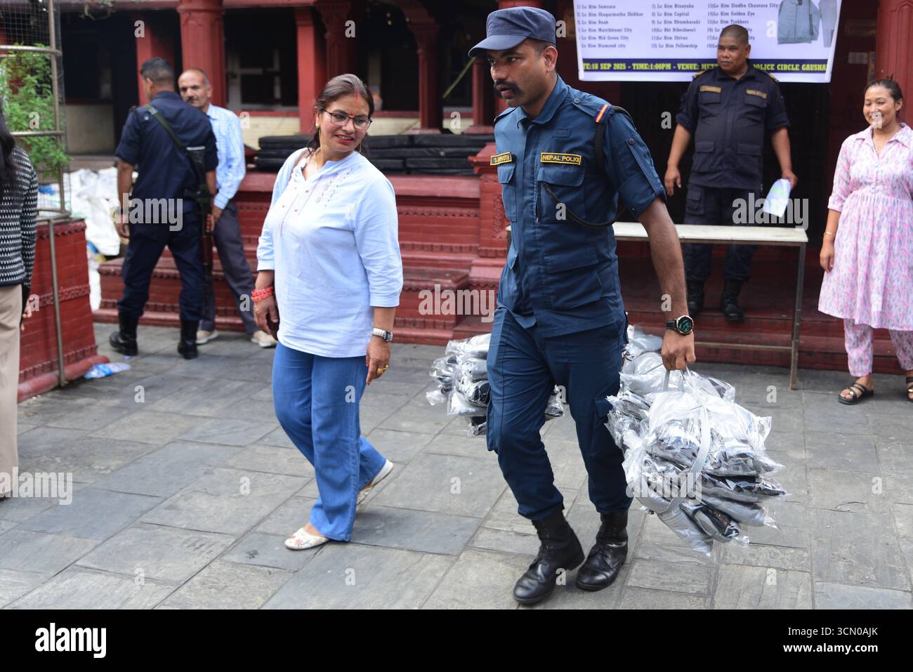Kathmandu, Nepal. 18. September 2025. Ein nepalesischer Polizeibeamter sammelt Trainingsanzüge im Gaushala Police Circle in Kathmandu nach dem Protest von Gen Z, bei dem Polizeiuniformen und -Eigentum geplündert und verbrannt wurden. Die 75 Trainingsanzüge wurden als Ersatz für die während der Unruhen verlorene Ausrüstung geliefert. Foto: Safal Prakash Shrestha Stockfoto