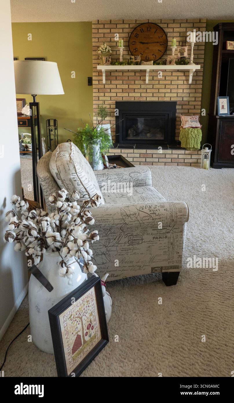 Das moderne Wohnzimmer ist einladend, Great Falls, Montana, 2025, USA Stockfoto