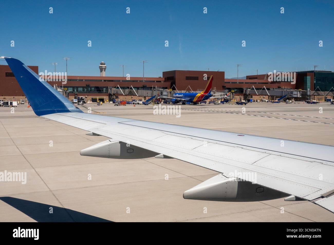 Flugzeuge auf dem Asphalt am Salt Lake City International Airport, Utah, USA 2025 Stockfoto