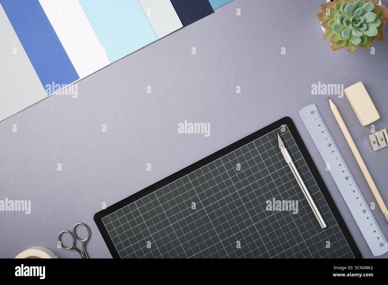 Basteln Sie Werkzeuge auf einem Schreibtisch. Kreativer Arbeitsbereich für die Vorbereitung von Kunst und handgefertigtem Design. Platz für Ihren Text. Stockfoto
