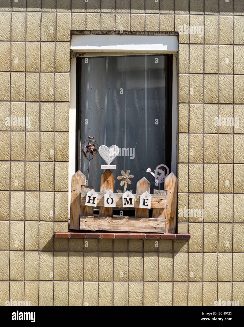 Monoton gekachelte Hausfassade mit verzierten Fenstern, Zierenberg, Stadtteil Kassel, Hessen, Deutschland, Europa Stockfoto
