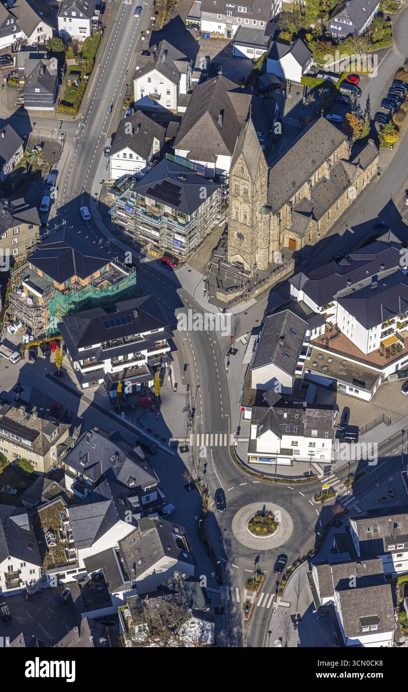 Luftaufnahme, Ortskern mit Pfarrkirche St. Nikolaus in Olsberg, Sauerland, Nordrhein-Westfalen, Deutschland, Gotteshaus, Stadt, DE, Europa, r Stockfoto