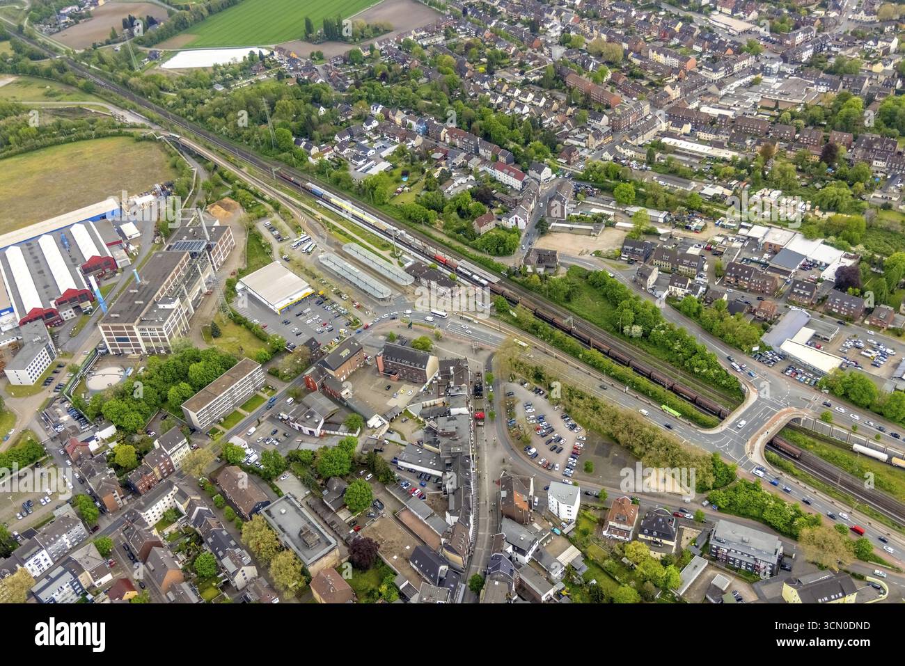 Luftaufnahme, Bahnhof und Busbahnhof, Biomasse-KWK-Anlage der Energieversorgung Oberhausen AG, Sterkrade Mitte, Oberhausen, Ruhrgebiet, N Stockfoto