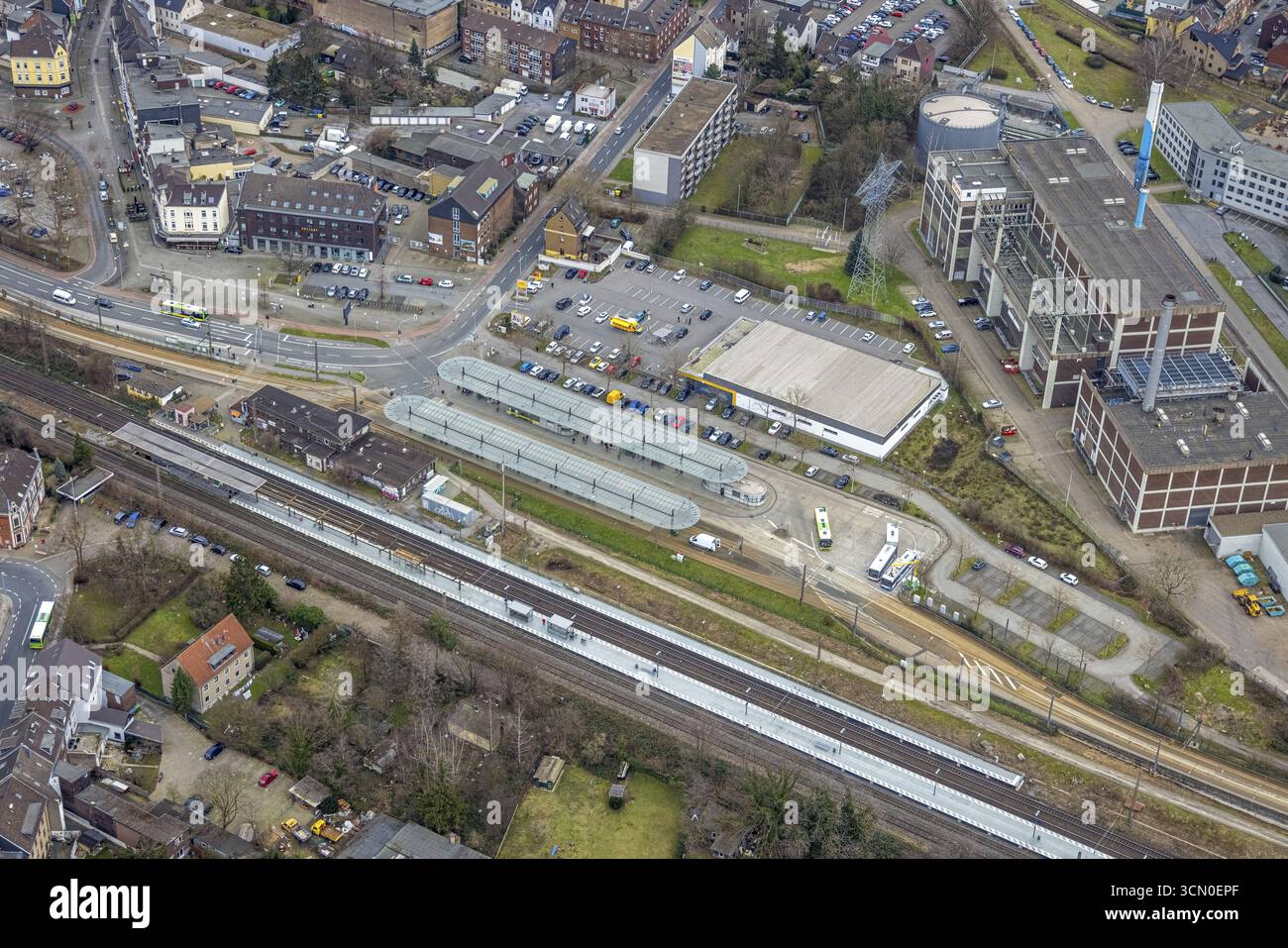Luftaufnahme, Bahnhof und Busbahnhof, Biomasse-KWK-Anlage der Energieversorgung Oberhausen AG, Sterkrade Mitte, Oberhausen, Ruhrgebiet, N Stockfoto