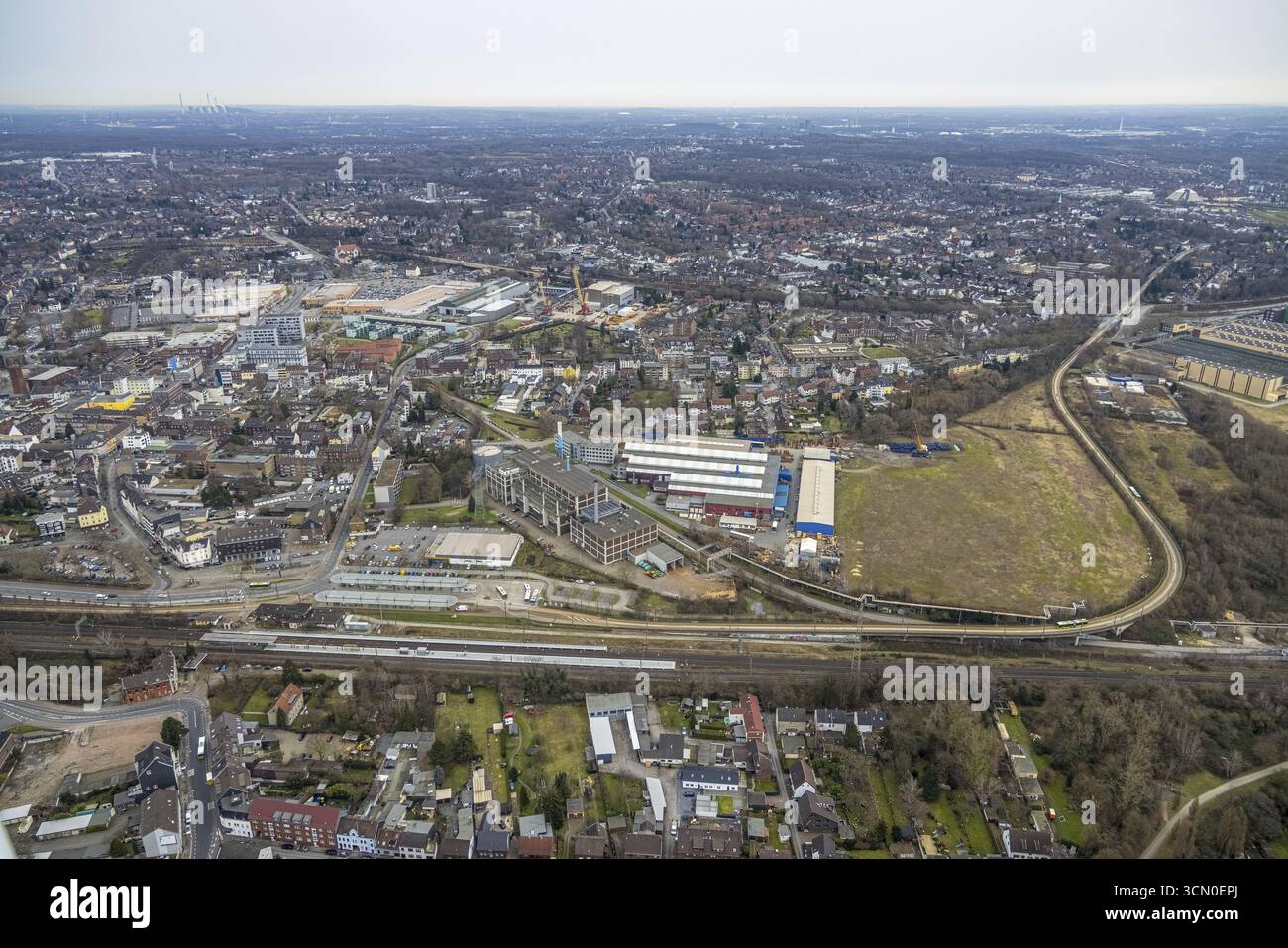 Luftaufnahme, Bahnhof und Busbahnhof, Biomasse-KWK-Anlage der Energieversorgung Oberhausen AG, Gutehoffnungshuette Radsatz, Ansicht STER Stockfoto