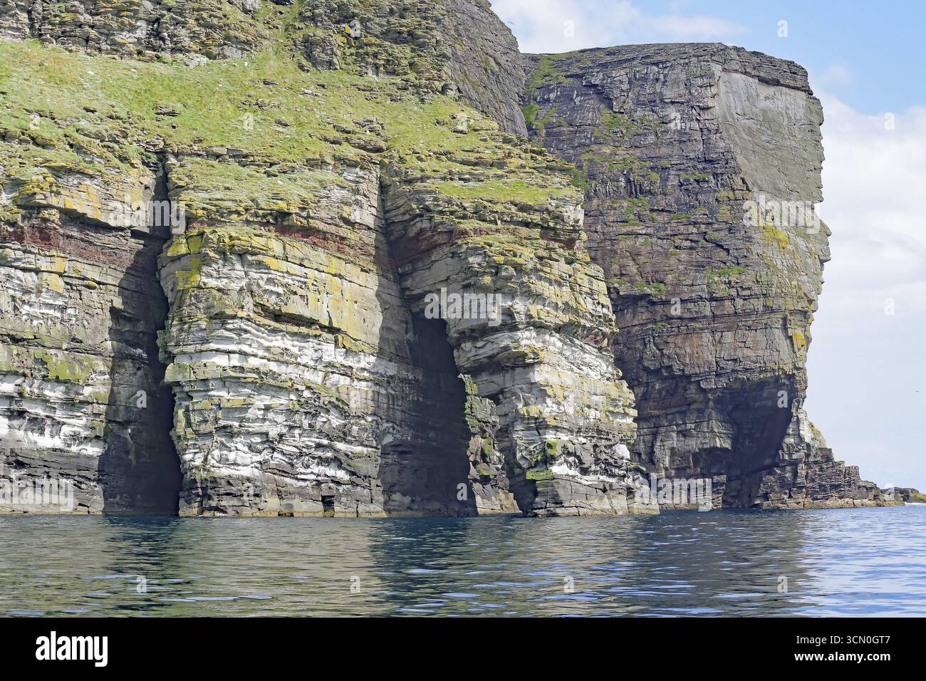 Dramatische Klippen mit geologischer Schichtung über dem Meer, Isle of Noss, Shetland Islands, Schottland, Großbritannien Stockfoto