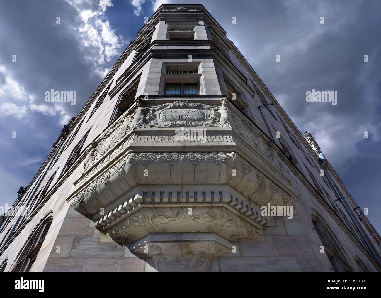 Kunstvoll gestaltetes Erkerfenster des Sozialgerichts, 1899 im Neorenaissance-Stil mit Jugendstilverzierungen, Weintraubengasse 1, Nürnberg Stockfoto