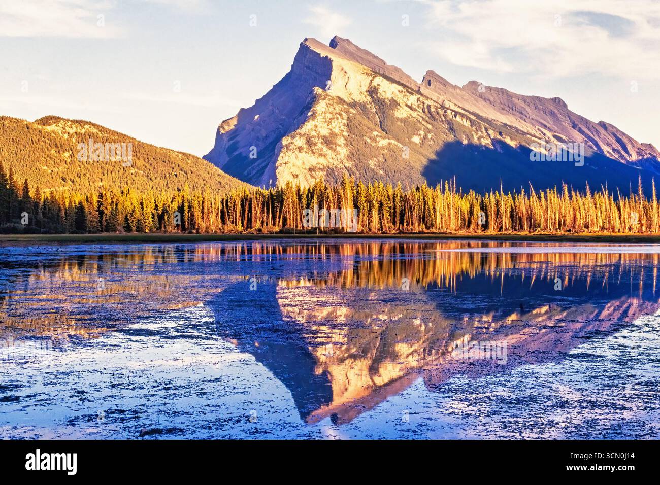 Bergsee mit Wasserspiegeln im Banff-Nationalpark im Herbst Stockfoto
