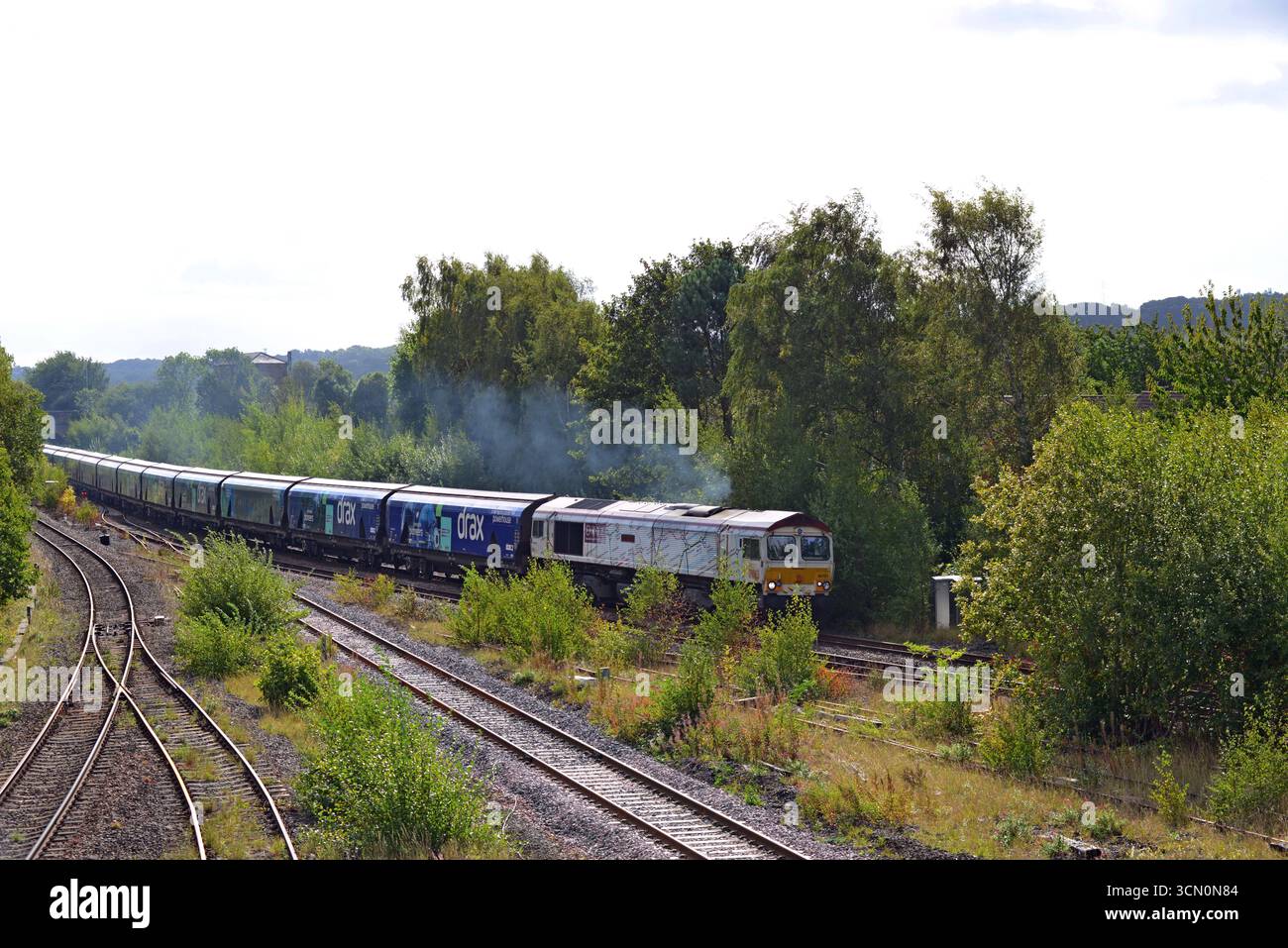 GB Railfreight 66721 in Healey Mills mit 4M36, Drax nach Liverpool, 16. September 2025 mit leerem Holzschnitzel-Biomasse-Zug zum Umladen Stockfoto
