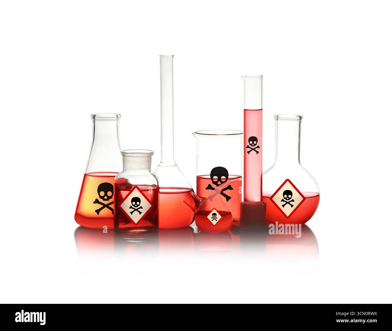 Giftwarnsymbole auf verschiedenen Laborgläsern mit roter Flüssigkeit vor weißem Hintergrund Stockfoto
