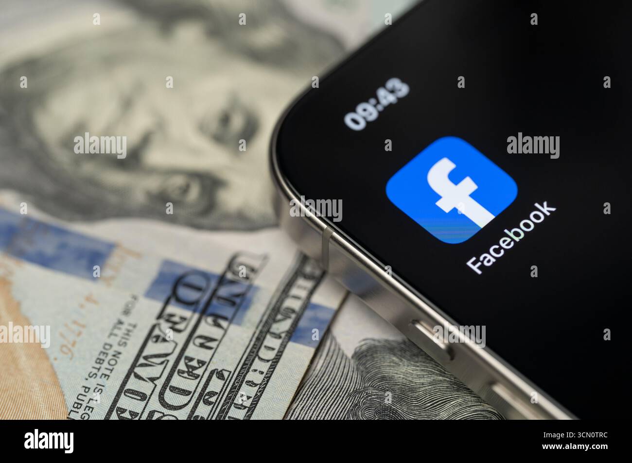 New York, USA – 12. September 2025: Facebook-App auf Smartphone-Bildschirm mit Dollarhintergrund in Nahaufnahme Stockfoto