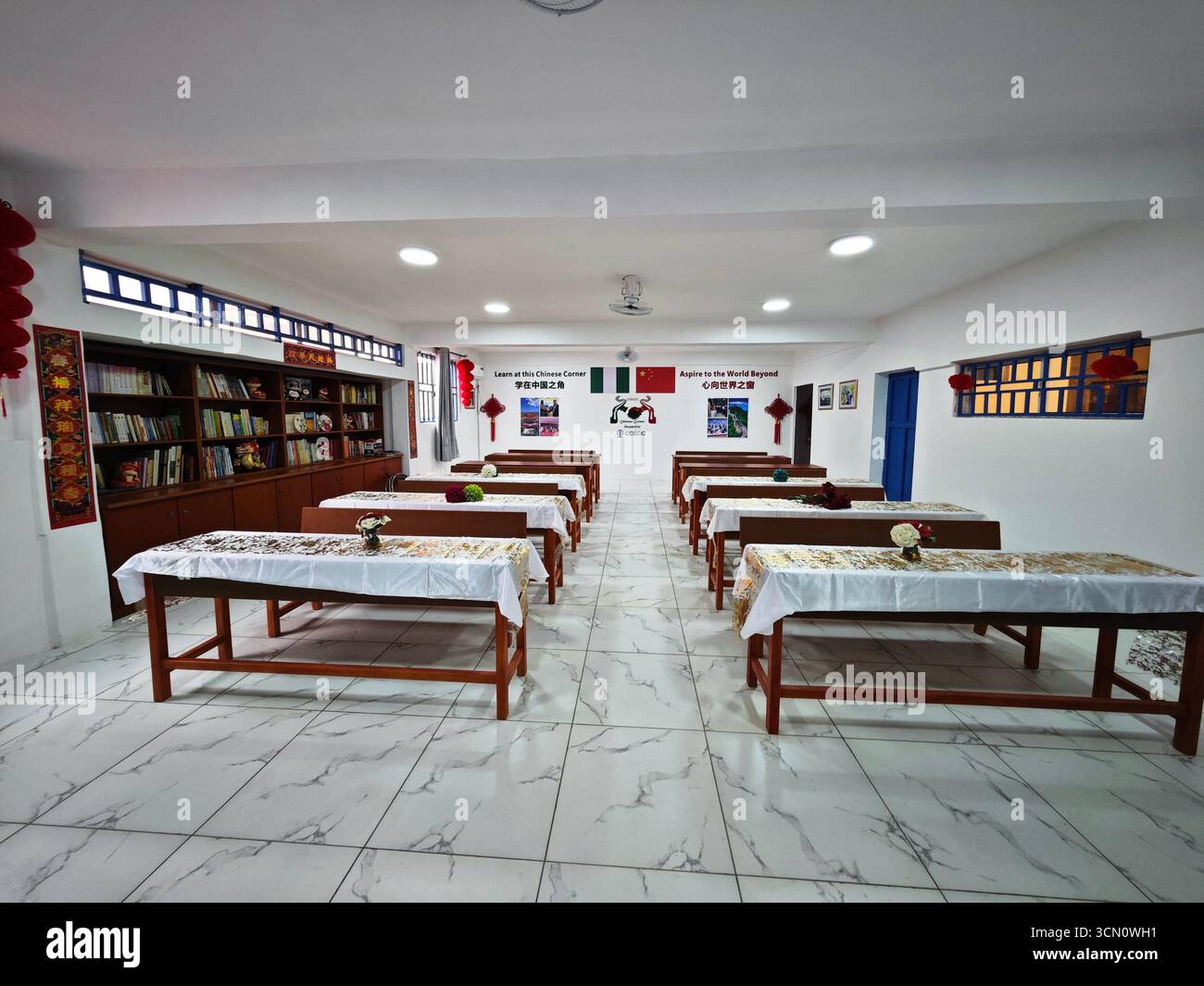 (250918) -- ABUJA, 18. September 2025 (Xinhua) -- dieses Foto vom 16. September 2025 zeigt die neu gestartete 'Chinesische Ecke' an der Regierungsschule in Tudun Wada in Abuja, Nigeria. Nigeria hat in einer landesweiten politischen Entscheidung Mandarin, die chinesische Standardsprache, offiziell in seinen Lehrplan der Sekundarstufe aufgenommen, um den bilateralen Bildungs- und Kulturaustausch zu stärken und seine Jugend auf eine globalisierte Zukunft vorzubereiten, sagte ein lokaler Beamter. UM MIT „Nigeria fügt Chinesisch-Sprachkurse in den Lehrplan der High School ein“ (Nigeria China Cultural Center/Handout via Xinhua Stockfoto