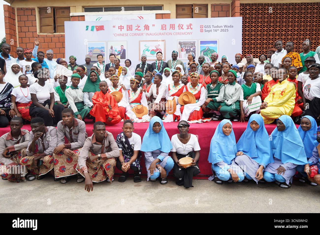 (250918) -- ABUJA, 18. September 2025 (Xinhua) -- Gäste und Studenten posieren für ein Gruppenfoto bei der Eröffnungszeremonie einer 'Chinesischen Ecke' an der Regierungsschule in Tudun Wada in Abuja, Nigeria, 16. September 2025. Nigeria hat in einer landesweiten politischen Entscheidung Mandarin, die chinesische Standardsprache, offiziell in seinen Lehrplan der Sekundarstufe aufgenommen, um den bilateralen Bildungs- und Kulturaustausch zu stärken und seine Jugend auf eine globalisierte Zukunft vorzubereiten, sagte ein lokaler Beamter. UM MIT „Nigeria fügt Chinesisch-Sprachkurse in den Lehrplan der High School ein“ (Nigeria China Cultura) Stockfoto