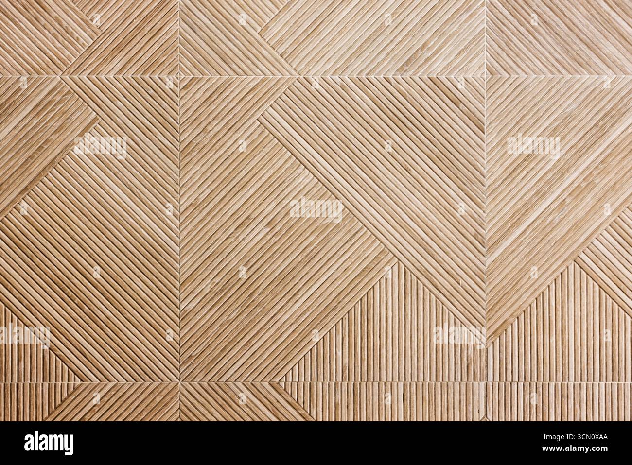 Geometrisches Muster auf gekacheltem, strukturiertem Hintergrund mit einer warmen, natürlichen Ästhetik. Mit komplizierten Linien, die dreieckige und konvergierende Formen erzeugen, e Stockfoto
