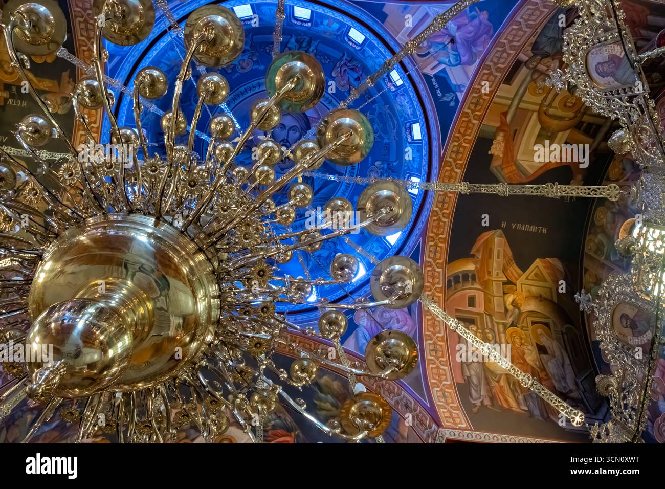 Rethymno, Kreta, Griechenland. Das beeindruckende Innere der Kirche der vier Märtyrer mit Wandmalereien im byzantinischen Stil und einer blau bemalten Kuppel Stockfoto
