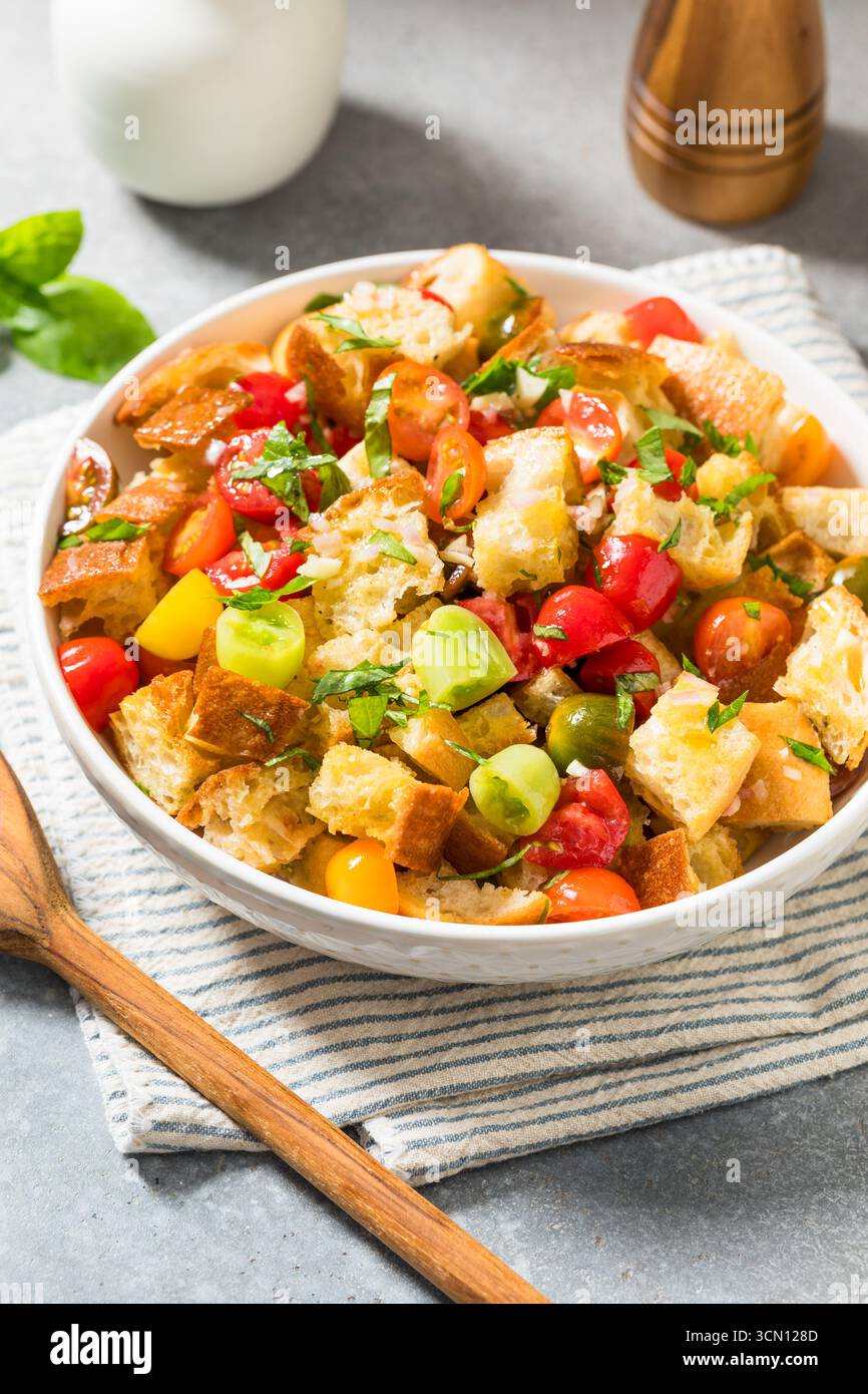 Hausgemachter klassischer italienischer Panzanella-Salat mit Basilikumtomaten und Olivenöl Stockfoto